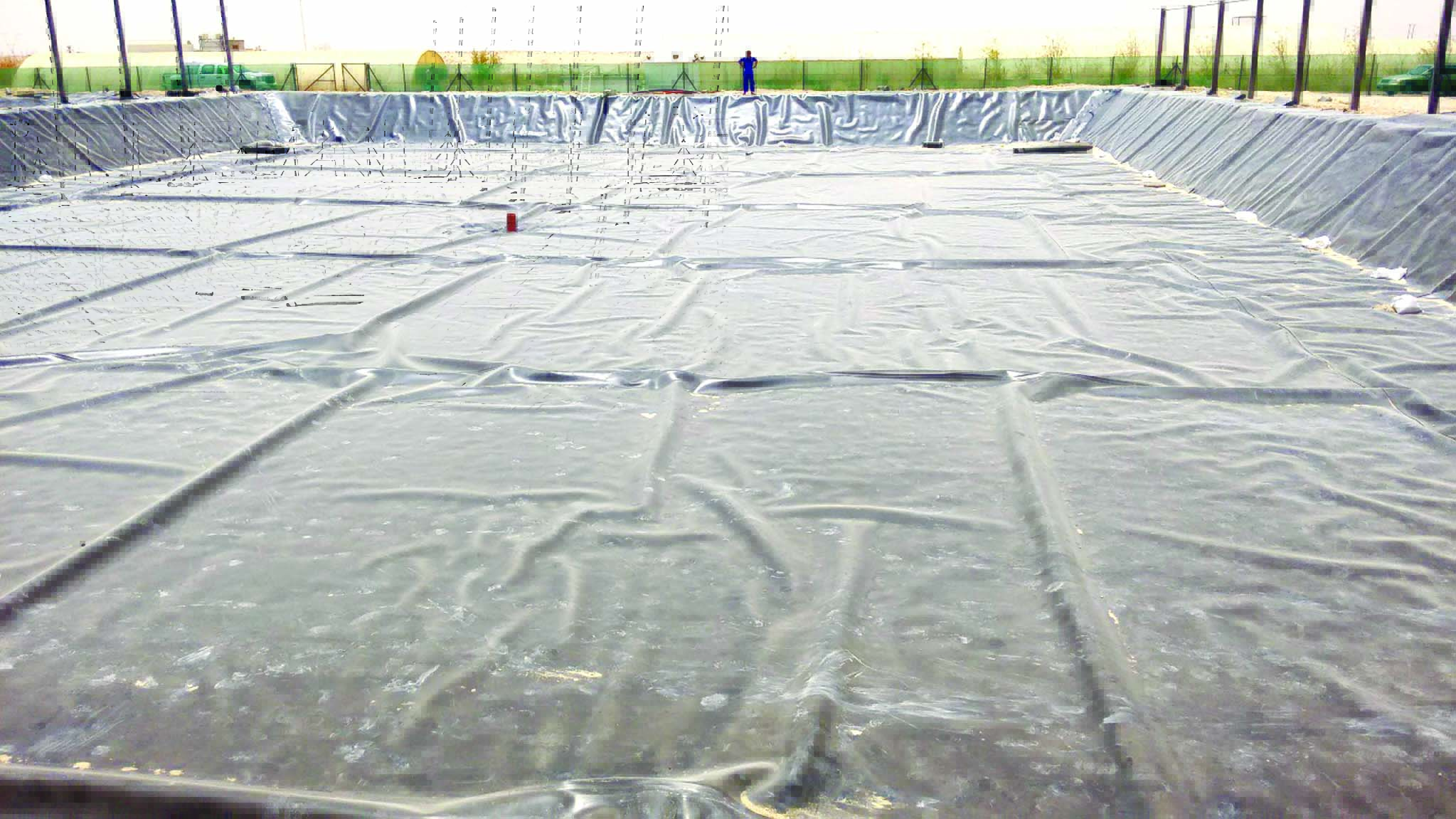 حوض في كبد يعد لاستزراع الروبيان      	        (تصوير طارق عزالدين)