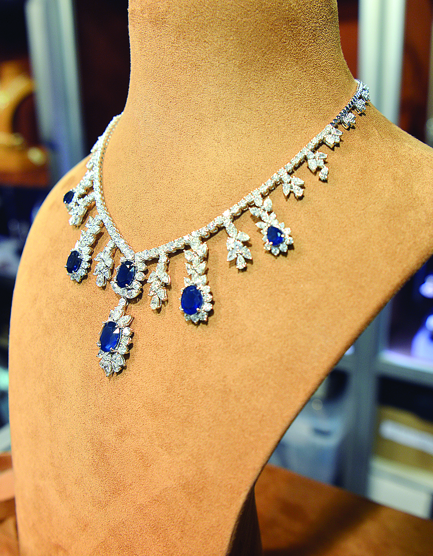 عقد الزفير الأزرق 