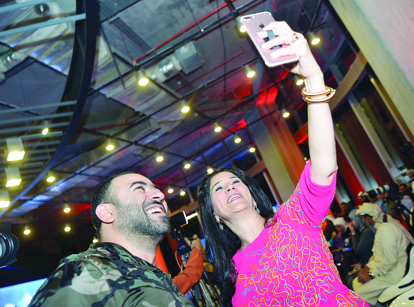 انتصار العلي... و«سيلفي» مع بشار الشطي 