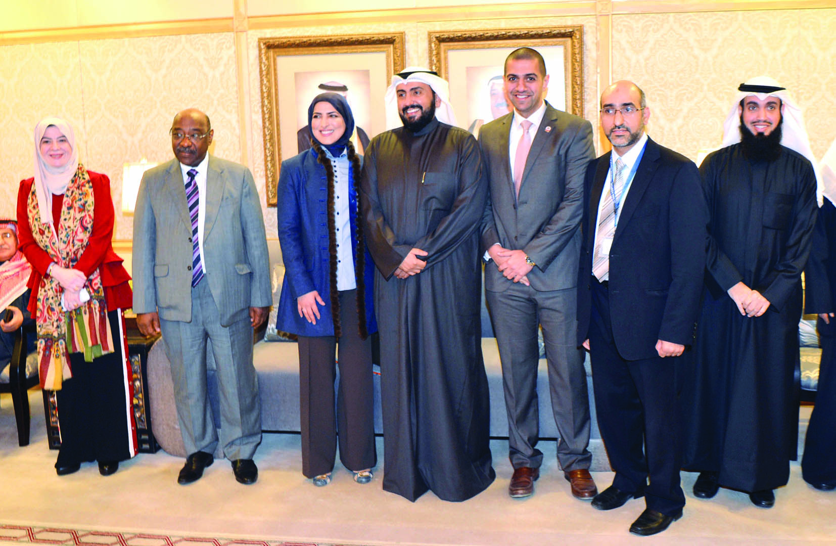 ... ومُتوسطاً عدداً من المهنئين       (تصوير نايف العقلة)