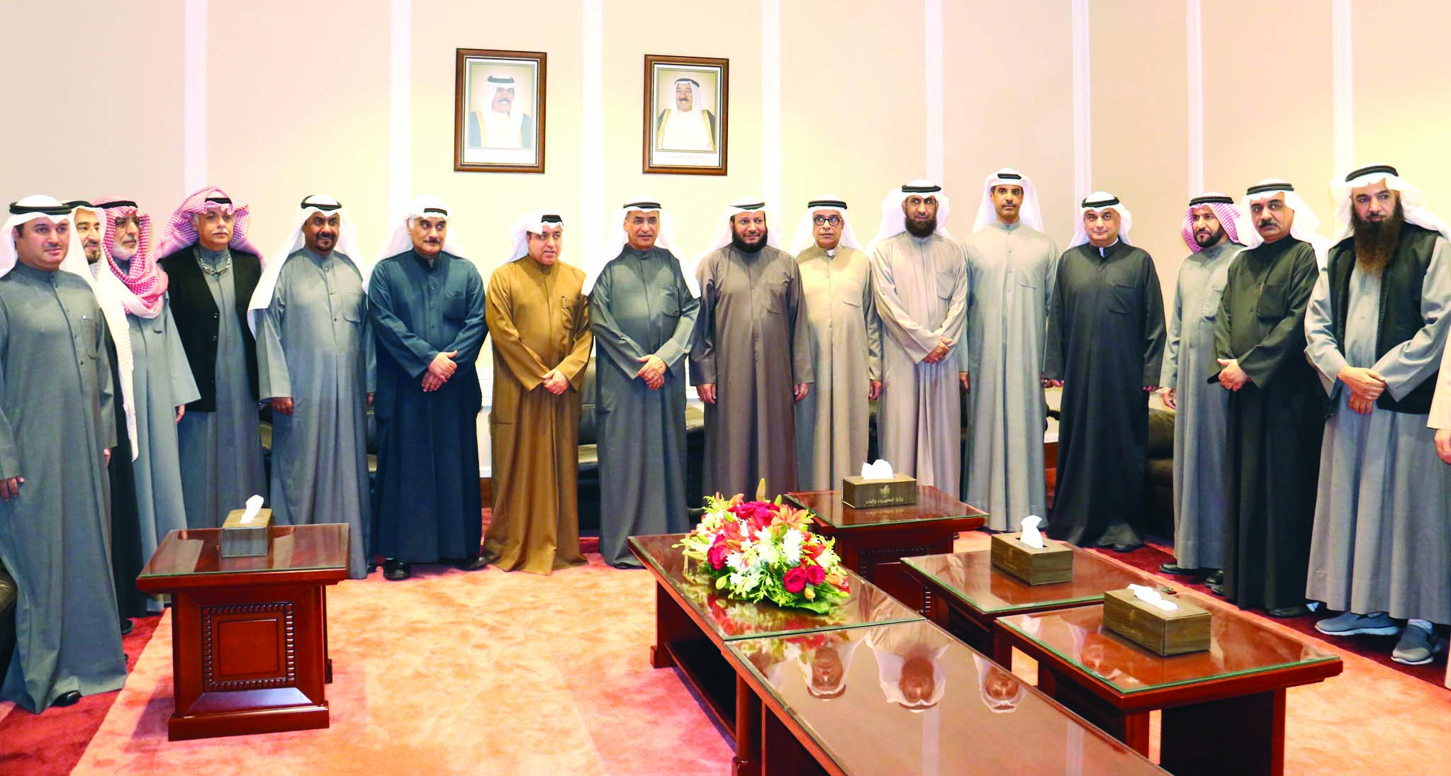 الرشيدي متوسطاً قياديي وزارة الكهرباء 	(تصوير بسام زيدان)