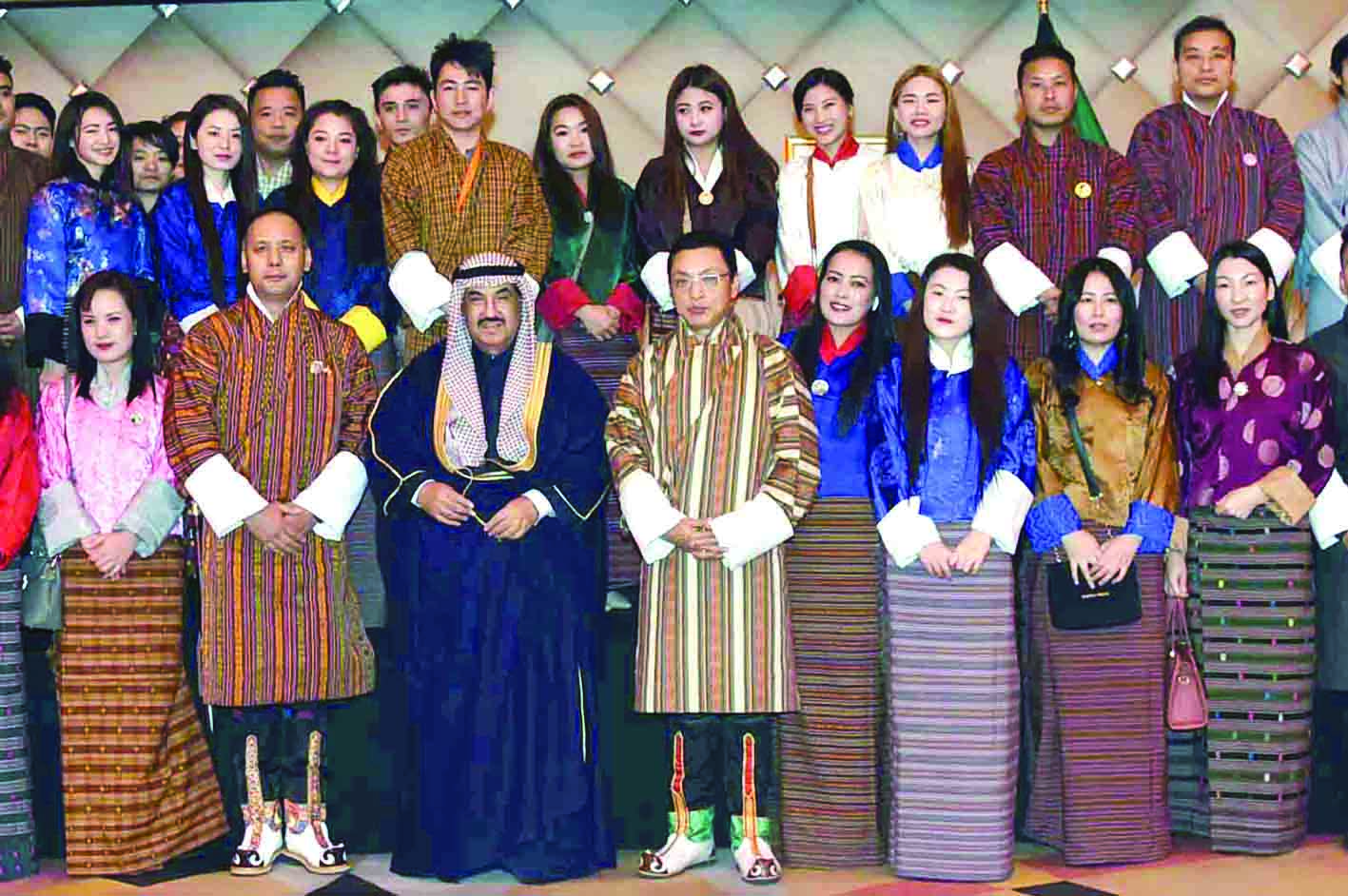 ناصر المحمد متوسطا سفير بوتان وزوجته وأبناء الجالية