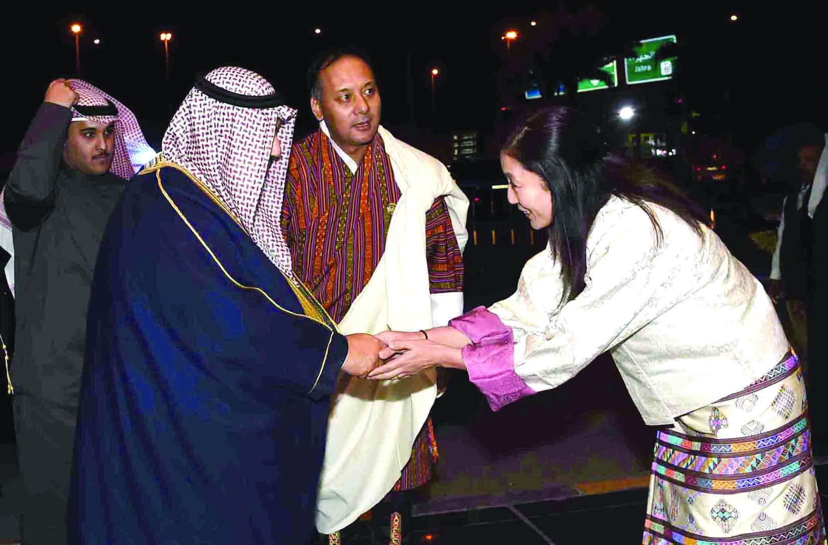 الشيخ ناصر المحمد مصافحاً زوجة السفير 