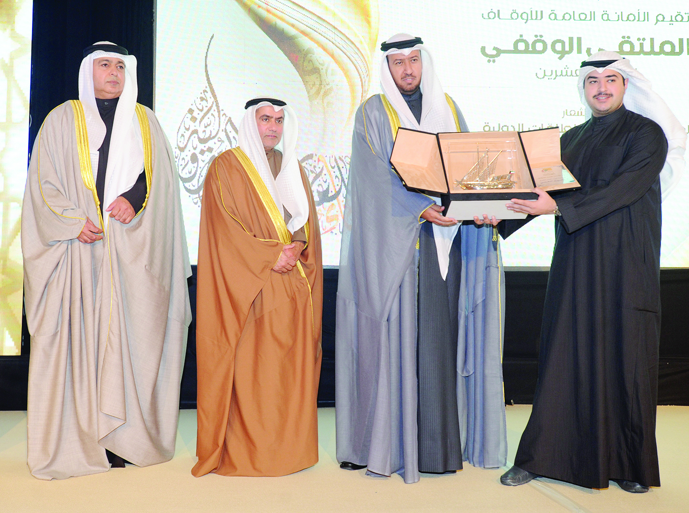 عبدالله وليد العلي يتسلم الدرع التذكارية تكريماً لوالده