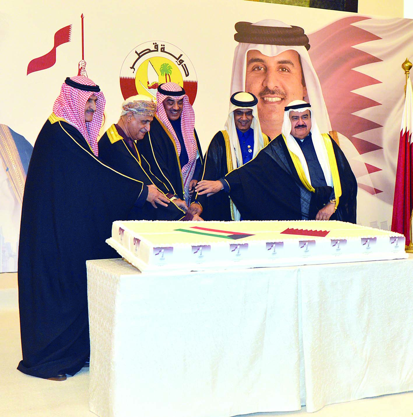 صباح الخالد يشارك السفيرين القطري والعماني ومحافظ العاصمة قطع قالب الحلوى 