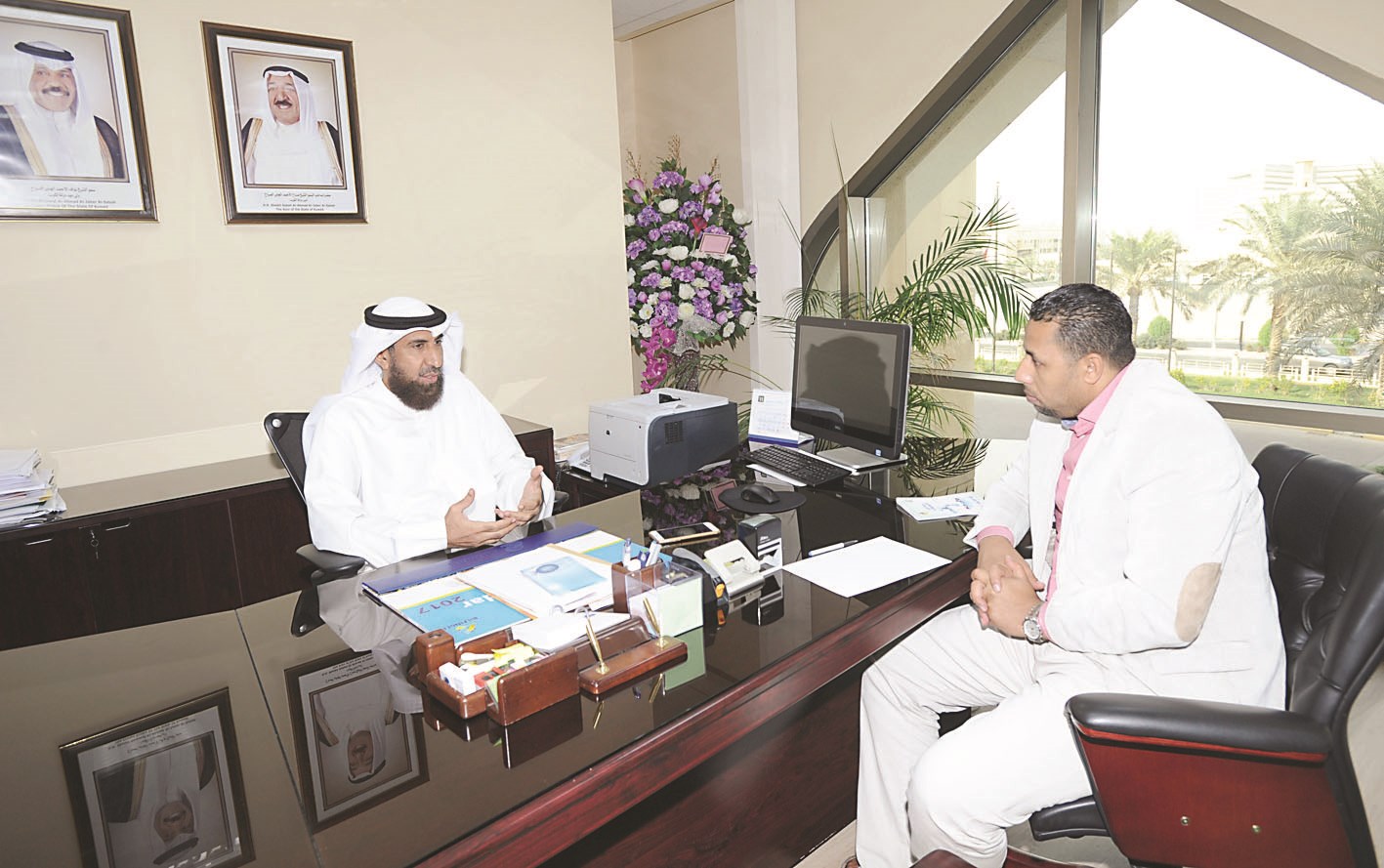 العتيبي يتحدث للزميل علي العلاس (تصوير كرم ذياب)