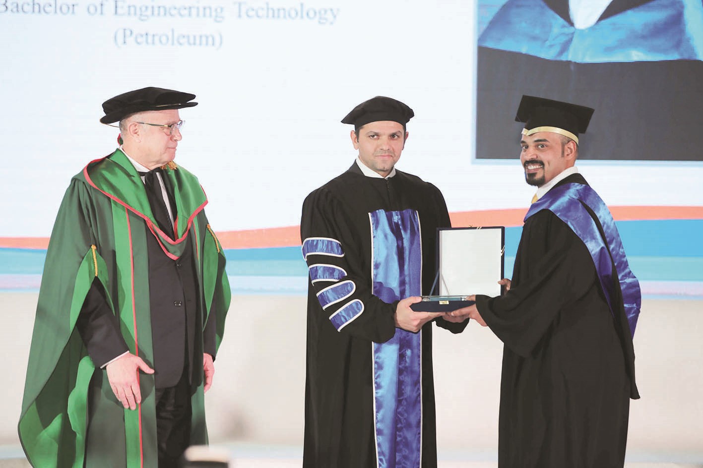 متفوق يتسلم درعه من نائب رئيس الكلية