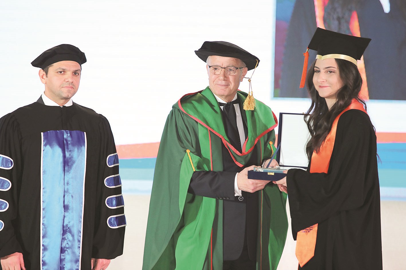 متفوقة تتسلم درعها من رئيس الكلية