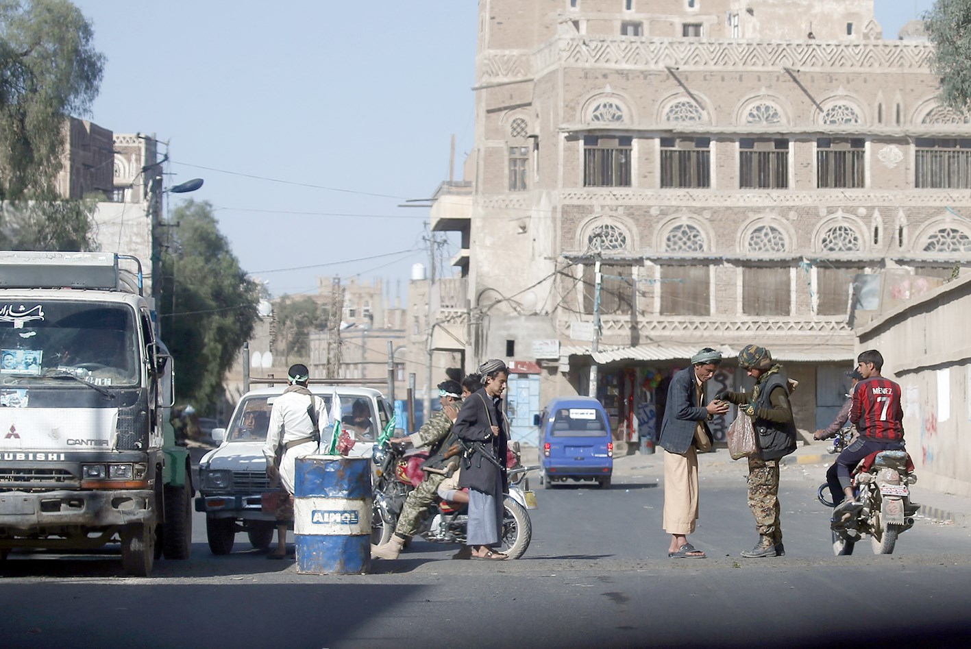 انتشار مسلح في صنعاء مع احتدام المعارك               (ا ف ب)