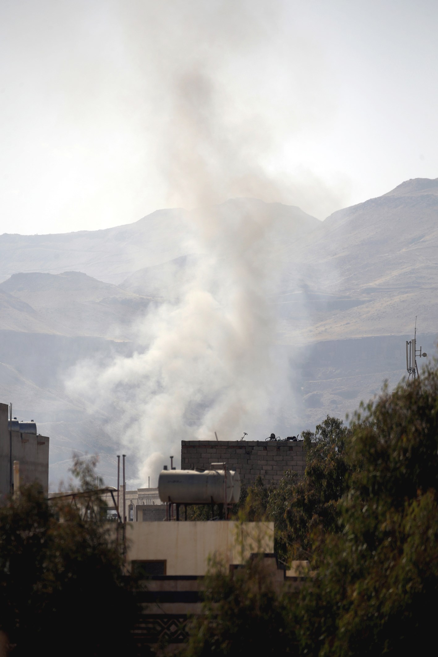 دخان يتصاعد جراء المواجهات في صنعاء      (ا ف ب)