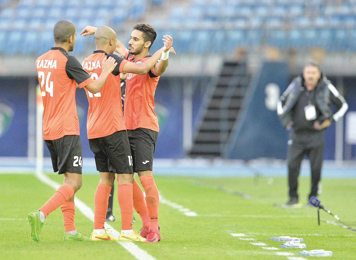 u0644u0627u0639u0628 u0643u0627u0638u0645u0629 u0639u0645u0631 u0627u0644u062du0628u064au062au0631 u0645u062du062au0641u0644u0627u064b u0645u0639 u0632u0645u0644u0627u0626u0647 u0628u0647u062fu0641u0647 u0627u0644u0623u0648u0644 u0641u064a u0645u0631u0645u0649 u0627u0644u062cu0647u0631u0627u0621 (u0627u0644u0623u0632u0631u0642 u062fu0648u062a u0643u0648u0645)