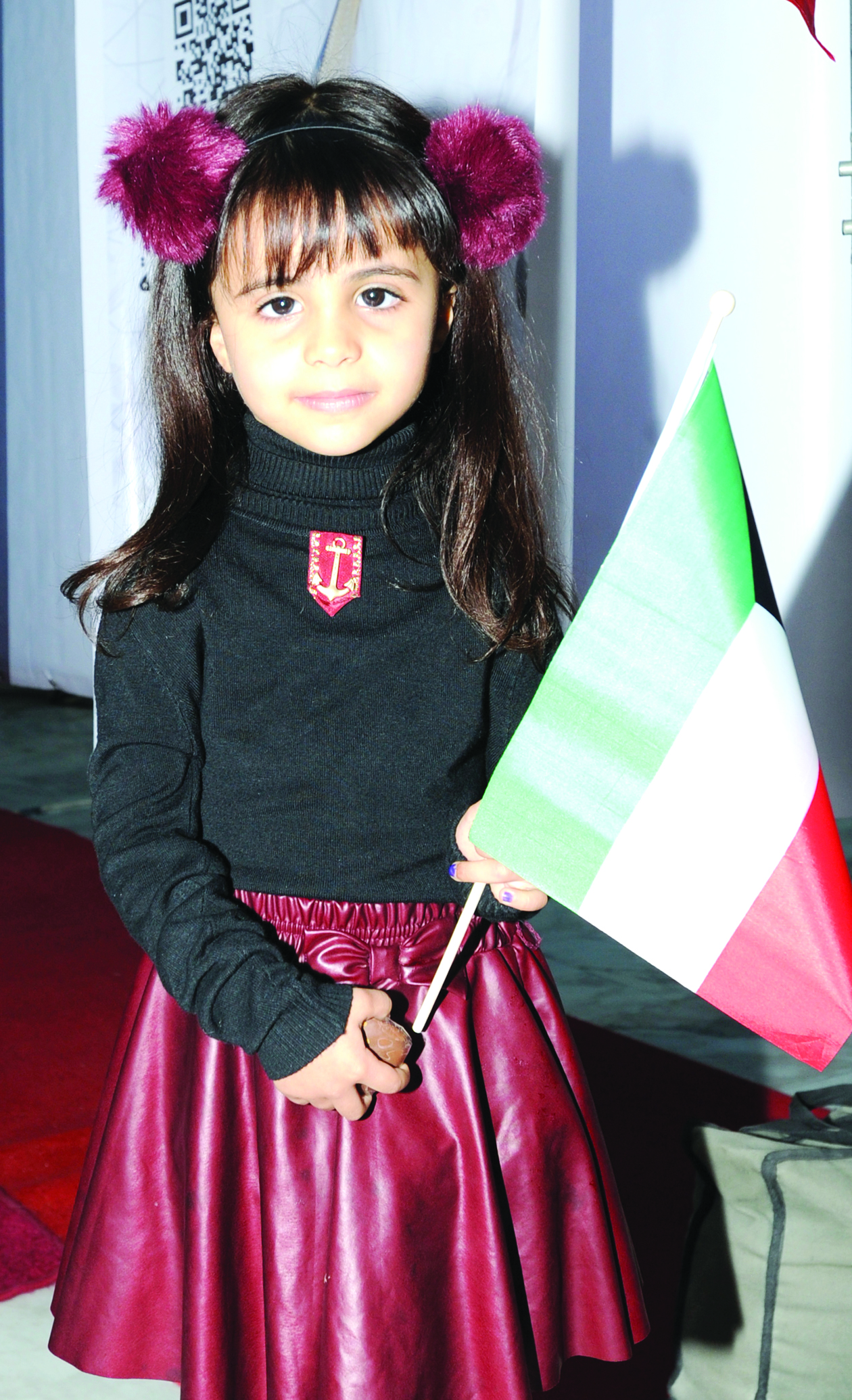 زهرة تحمل علماً في الفعالية