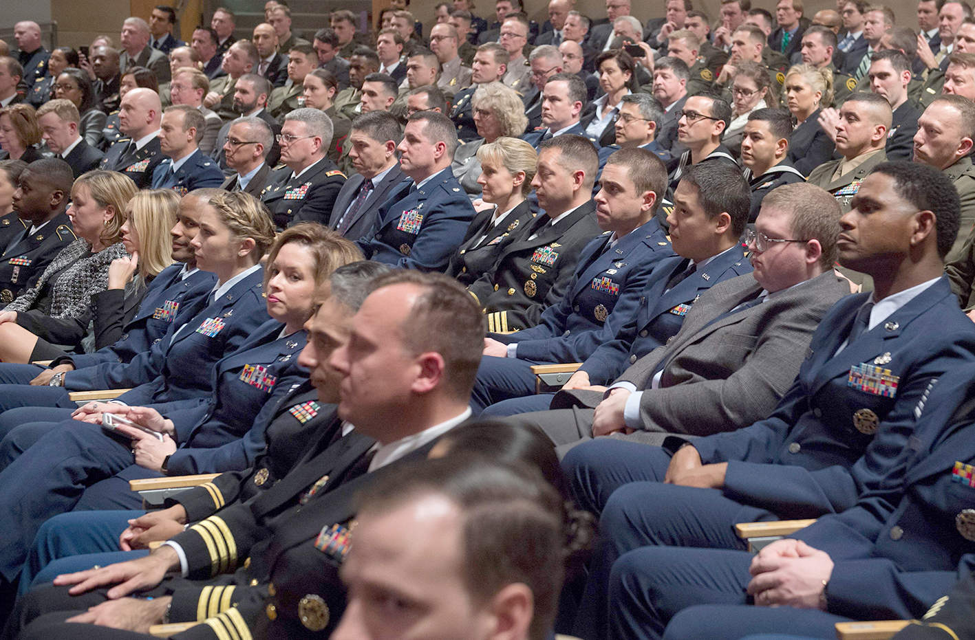 عسكريون أميركيون يتابعون خطاب الرئيس الذي أعلن فيه استراتيجية الأمن القومي الجديدة	 (ا ف ب)