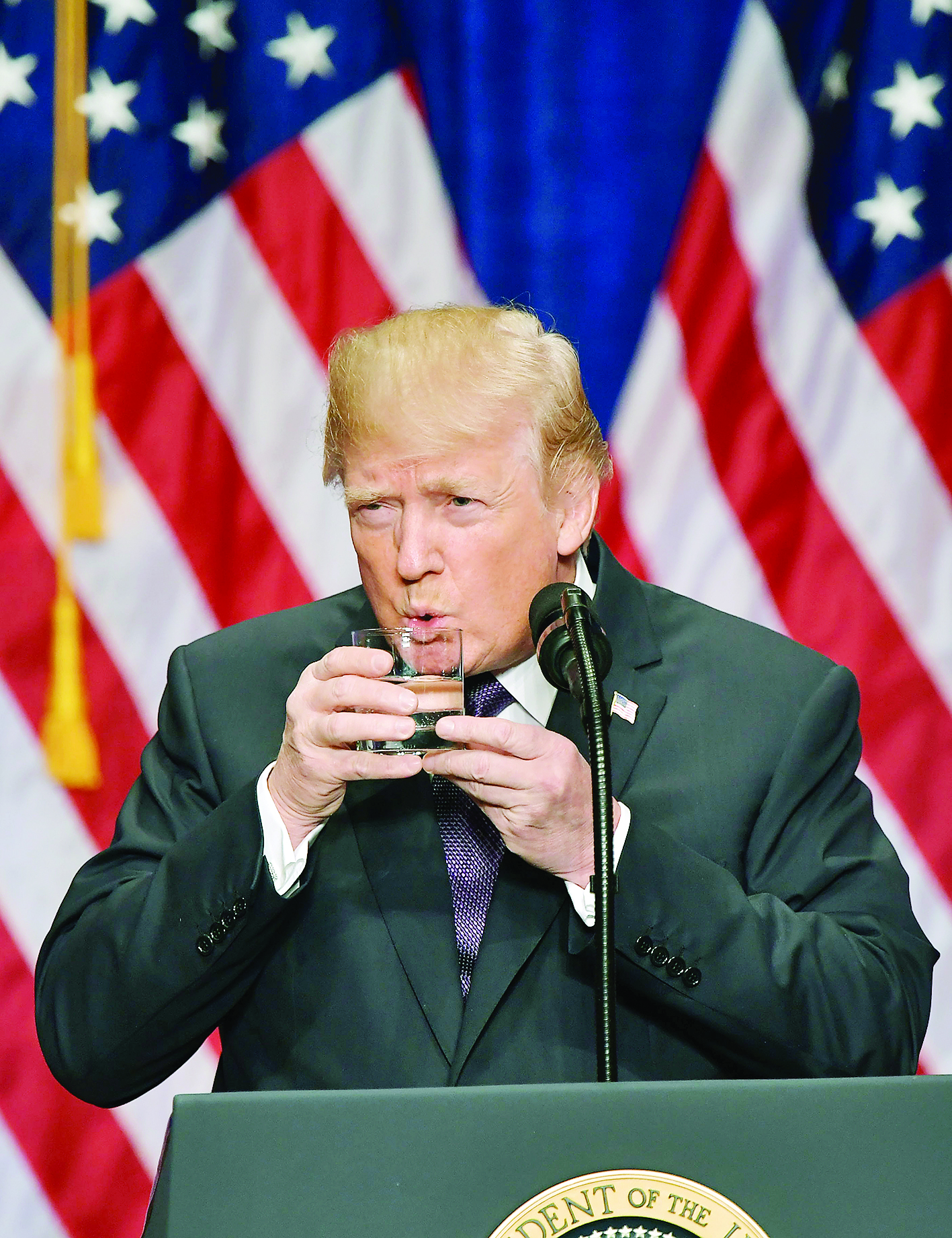 ترامب يشرب الماء أثناء إلقاء خطابه 	(ا ف ب)