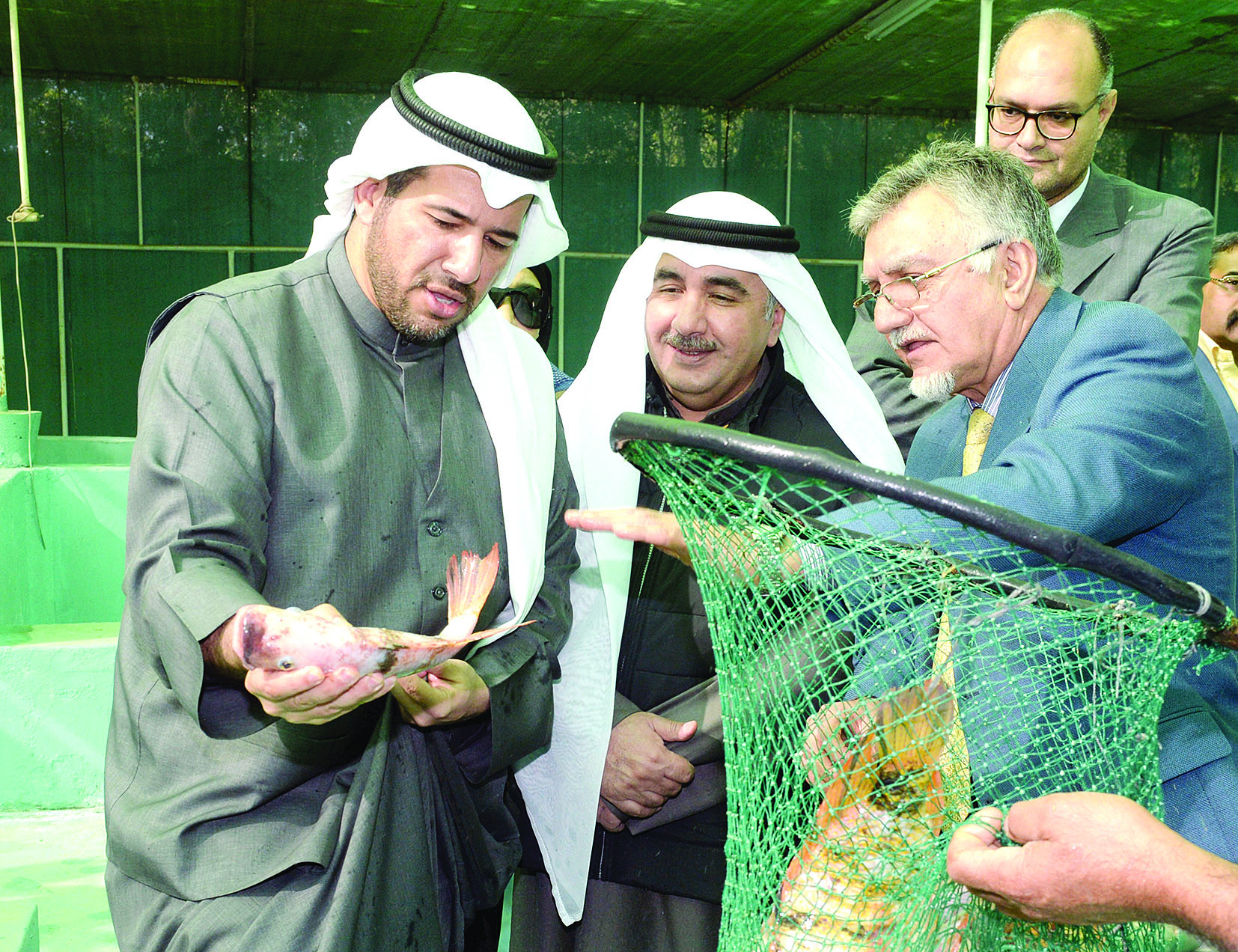 ... ويطلعان على جودة الأسماك المستزرعة