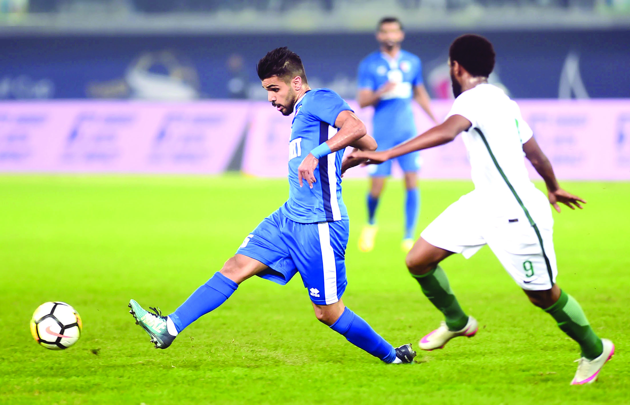 فيصل زايد يسدد الكرة