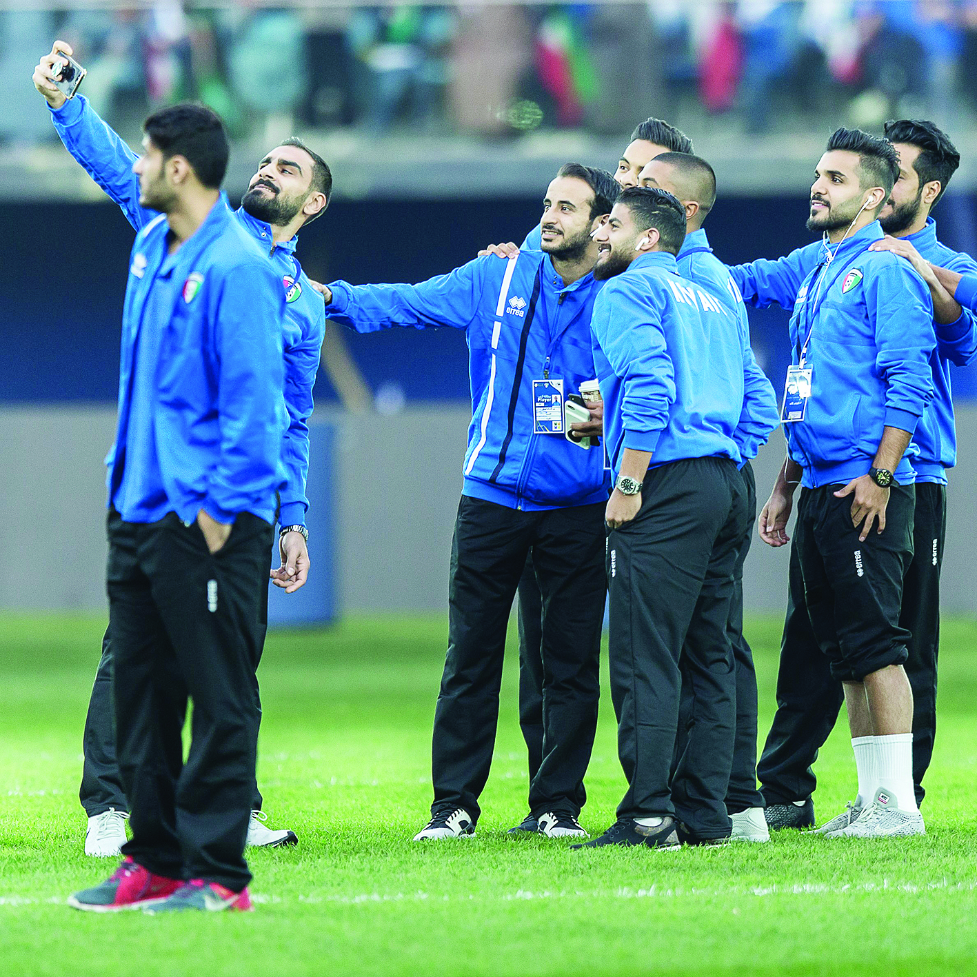 u0627u0644u062du0627u0631u0633 u0623u062du0645u062f u0639u0628u062fu0627u0644u063au0641u0648u0631 u064au0644u062au0642u0637 u0635u0648u0631u0629  u00abu0633u064au0644u0641u064au00bb u0645u0639 u0632u0645u0644u0627u0626u0647 u0641u064a u0627u0633u062au0627u062f u062cu0627u0628u0631 