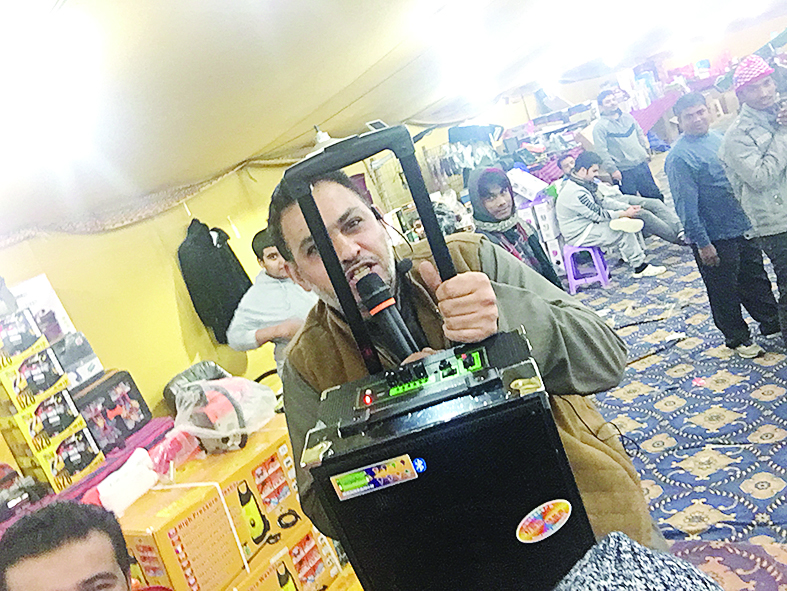 أحمد الشمري «يدلّل» على سماعة «دي جي»