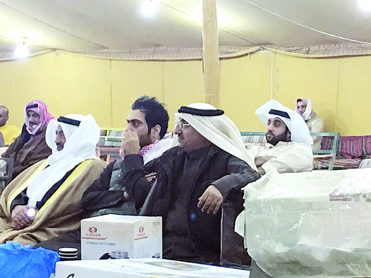 بعض الحضور يتابعون المزاد