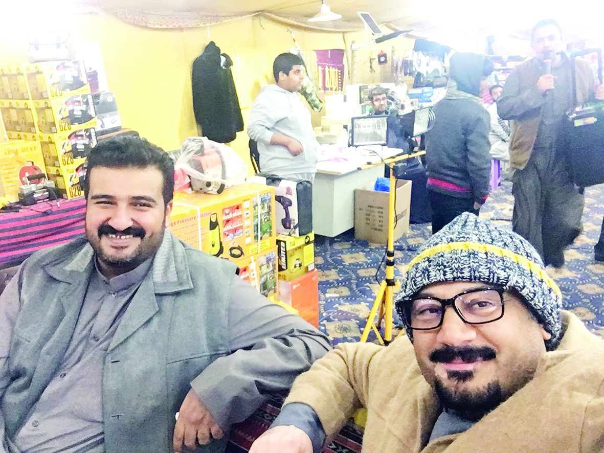 الزميل ناصر الفرحان وصاحب المزاد عمر التميمي