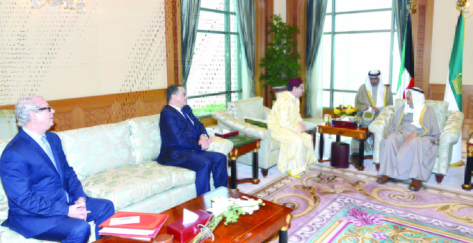 صاحب السمو مستقبلاً الوزيرين المغربيين