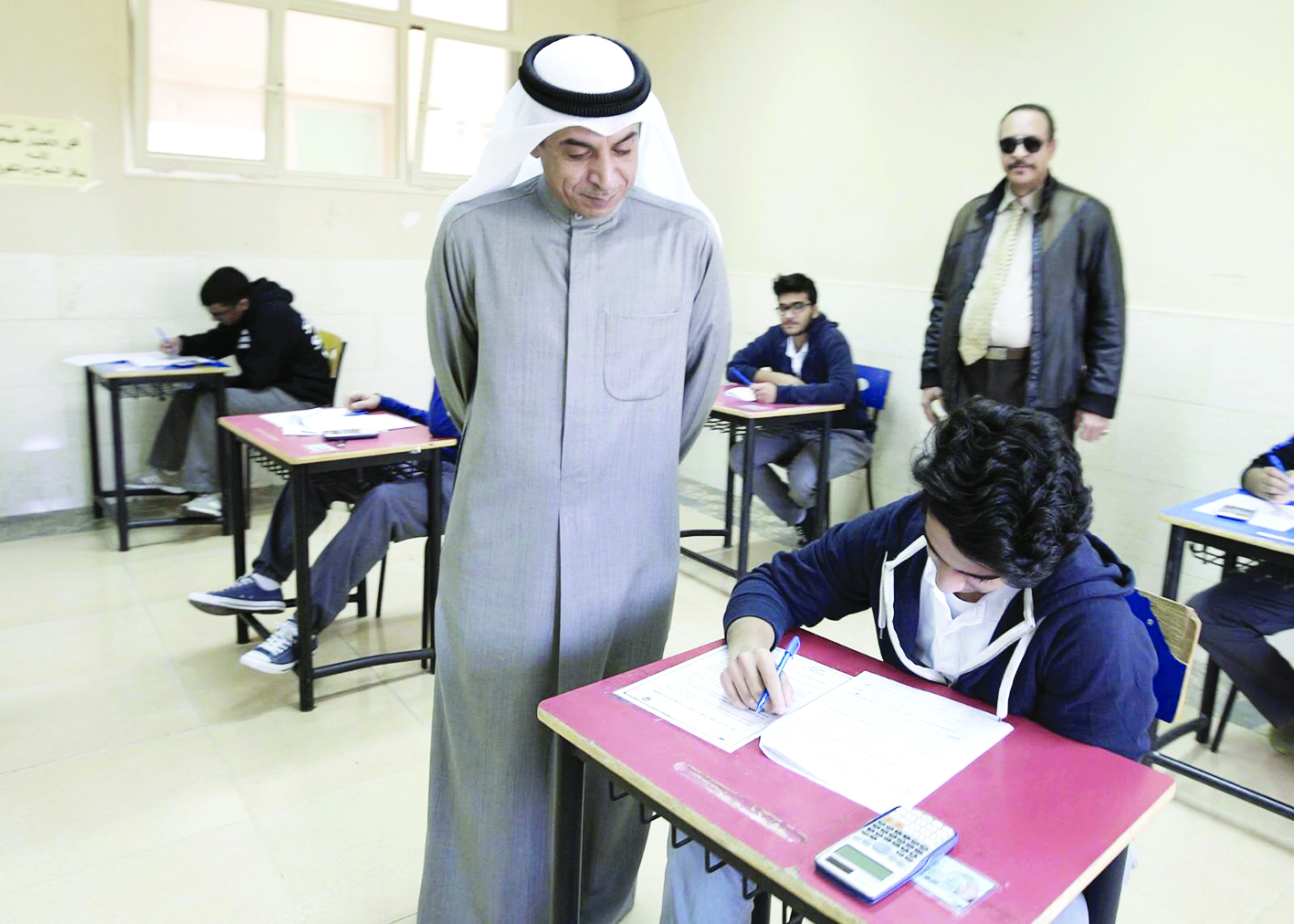 الوزير العازمي في جولته بعيداً عن الصحافة 