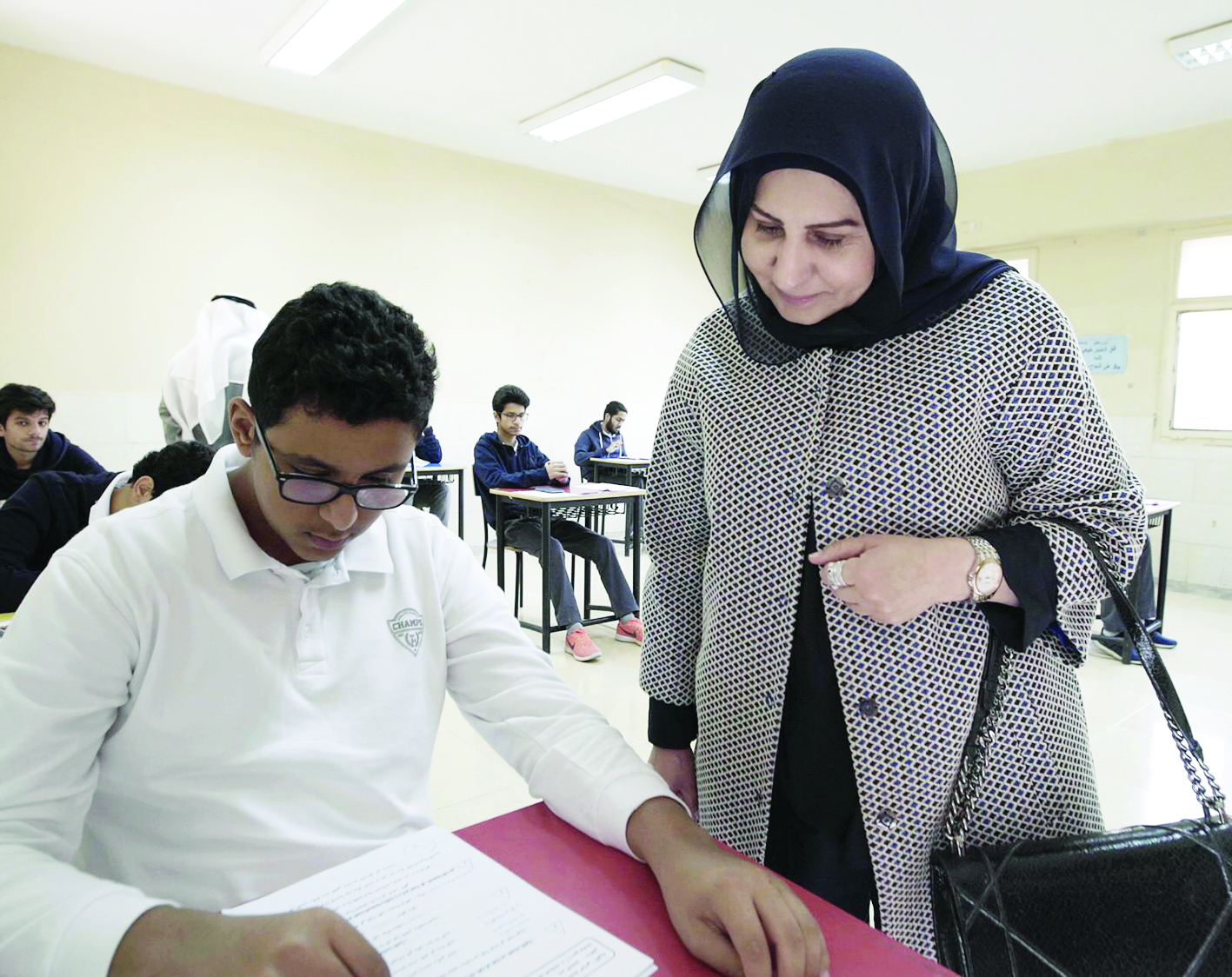 الكندري تتفقد إحدى اللجان