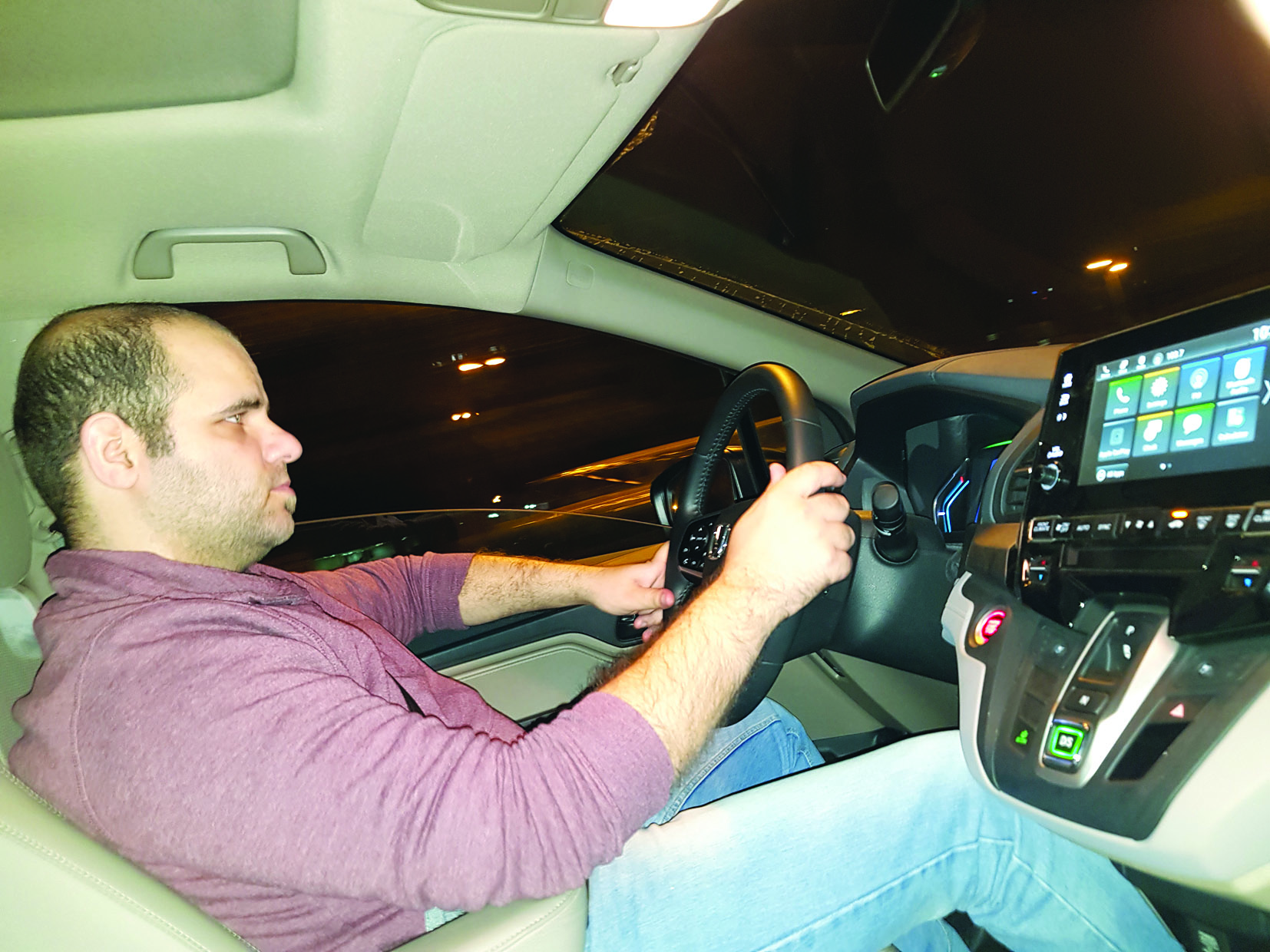 الزميل اسامة مروة مجرّباً السيارة 