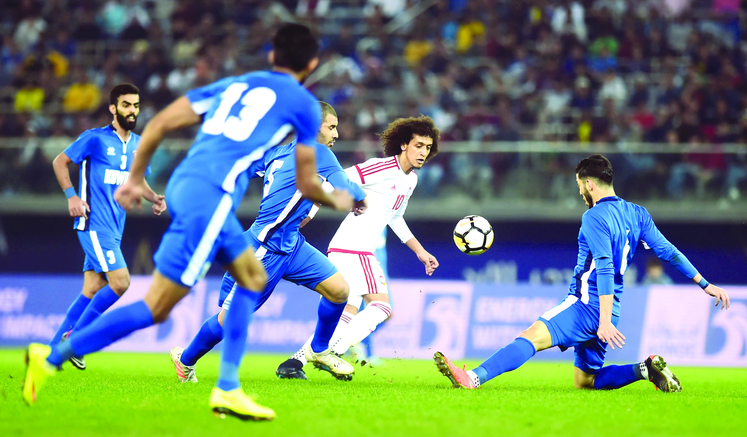 u0644u0627u0639u0628 u0627u0644u0625u0645u0627u0631u0627u062a u0639u0645u0631 u0639u0628u062fu0627u0644u0631u062du0645u0646 u00abu0639u0645u0648u0631u064au00bb u0645u062du0627u0635u0631u0627u064b u0628u064au0646 u0644u0627u0639u0628u064a u00abu0627u0644u0623u0632u0631u0642u00bb          t     (u062au0635u0648u064au0631 u0623u0633u0639u062f u0639u0628u062fu0627u0644u0644u0647)