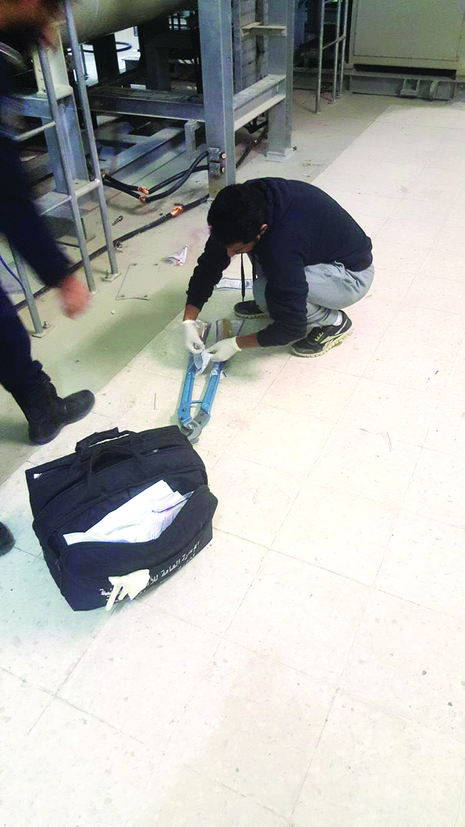 رفع البصمات من فوق المعدات