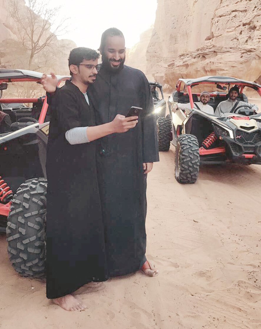 u0634u0627u0628 u0633u0639u0648u062fu064a u064au0644u062au0642u0637 u0635u0648u0631u0629 u00abu0633u064au0644u0641u064au00bb u0645u0639 u0648u0644u064a u0627u0644u0639u0647u062f u0641u064a u0645u0648u0642u0639 u0623u062bu0631u064a u0628u0645u062du0627u0641u0638u0629 u0627u0644u0639u0644u0627