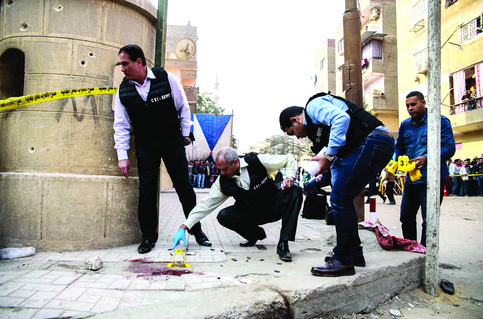 جمع الأدلة في موقع الهجوم قرب الكنيسة