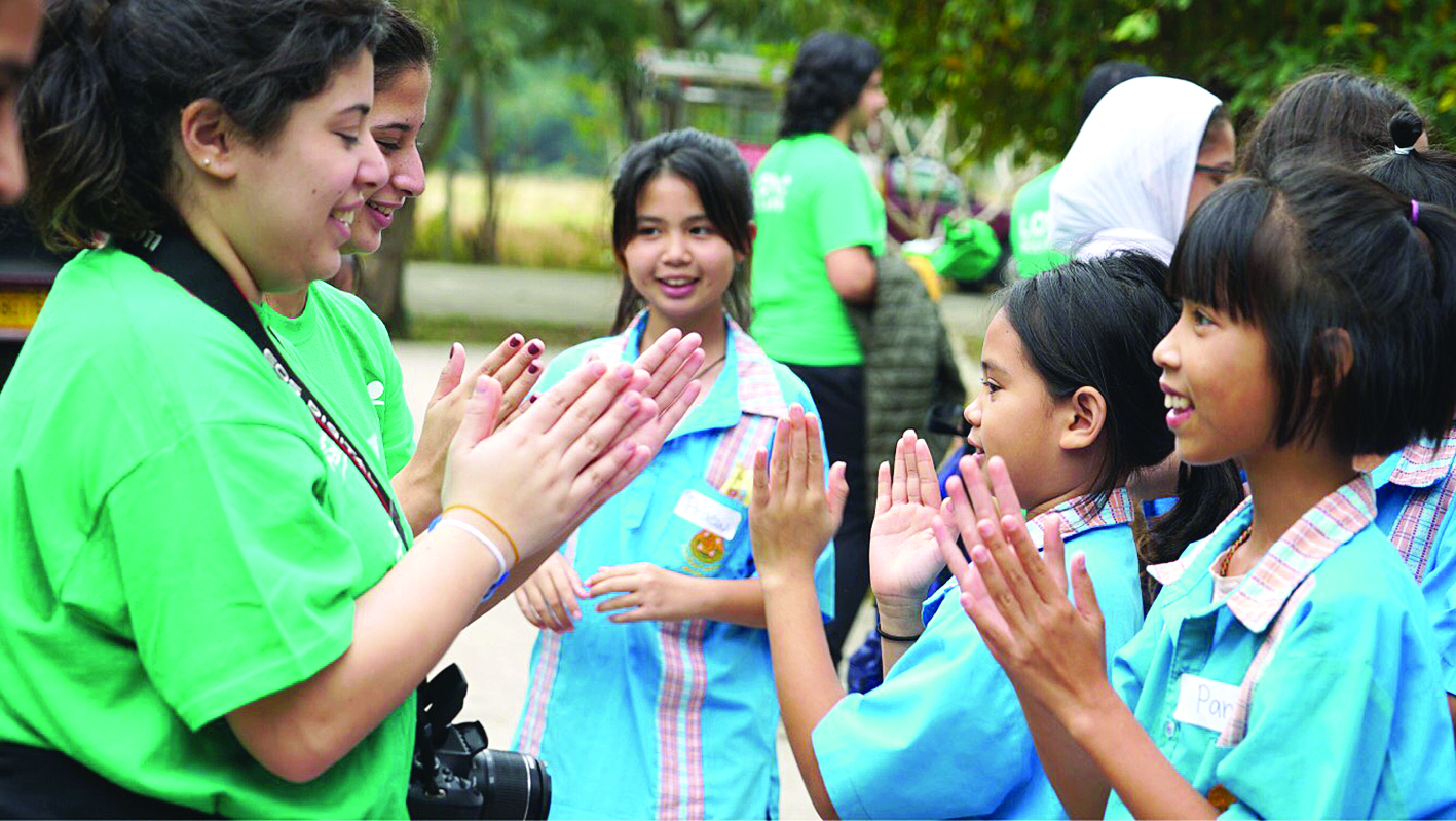 شباب «لوياك» مع أطفال تايلنديين
