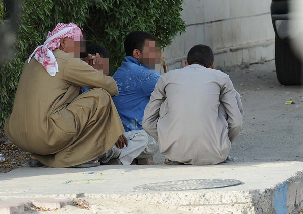 عمال على الرصيف