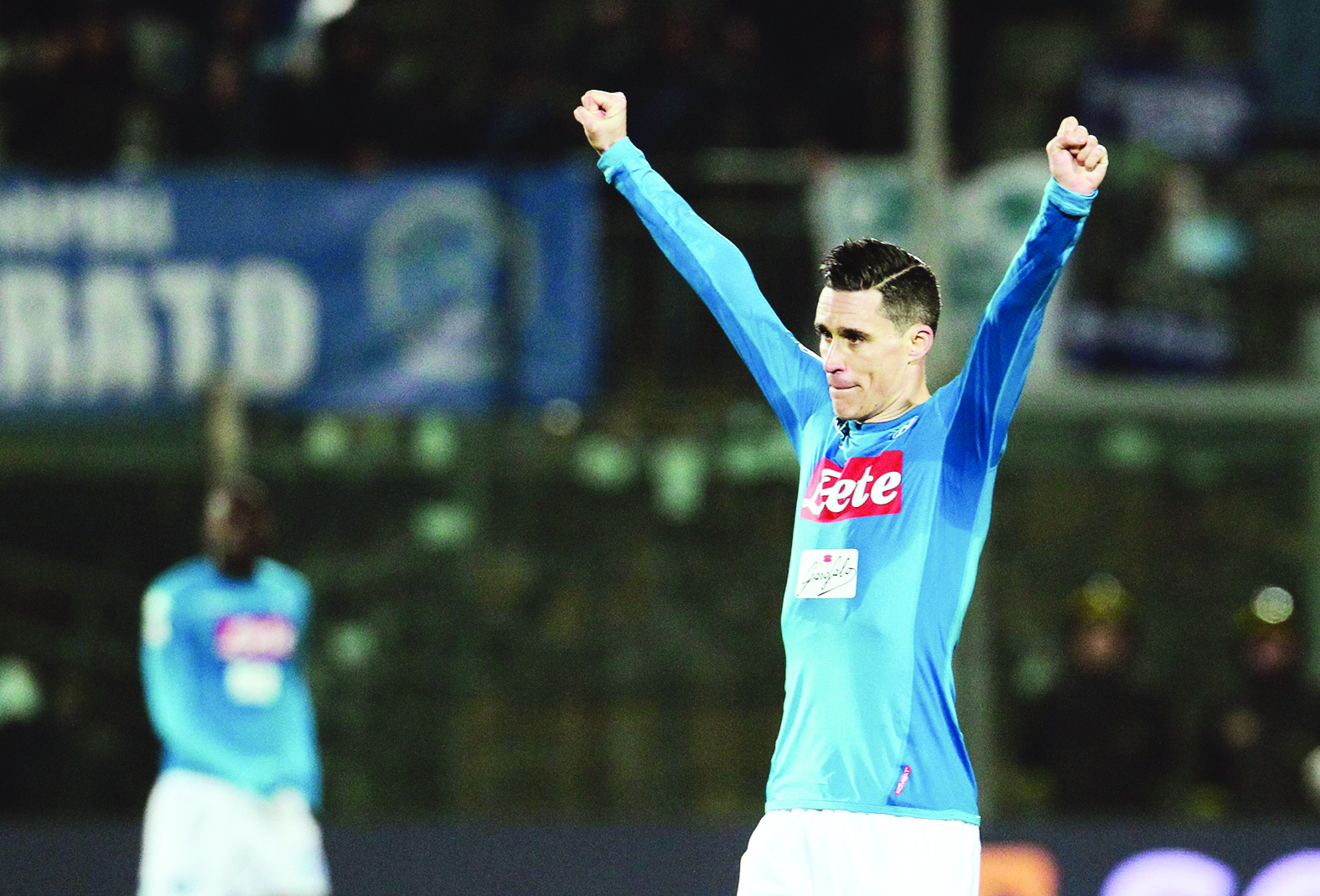 خوسيه كاليخون محتفلاً بفوز نابولي على كروتوني	                     (أ ف ب)