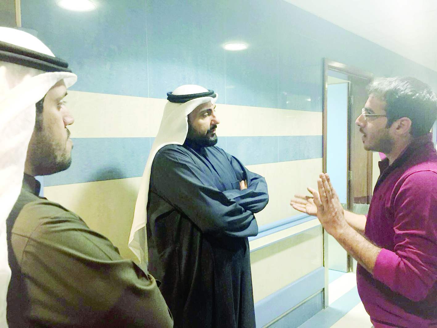  ... ومستمعاً لأحد المراجعين 