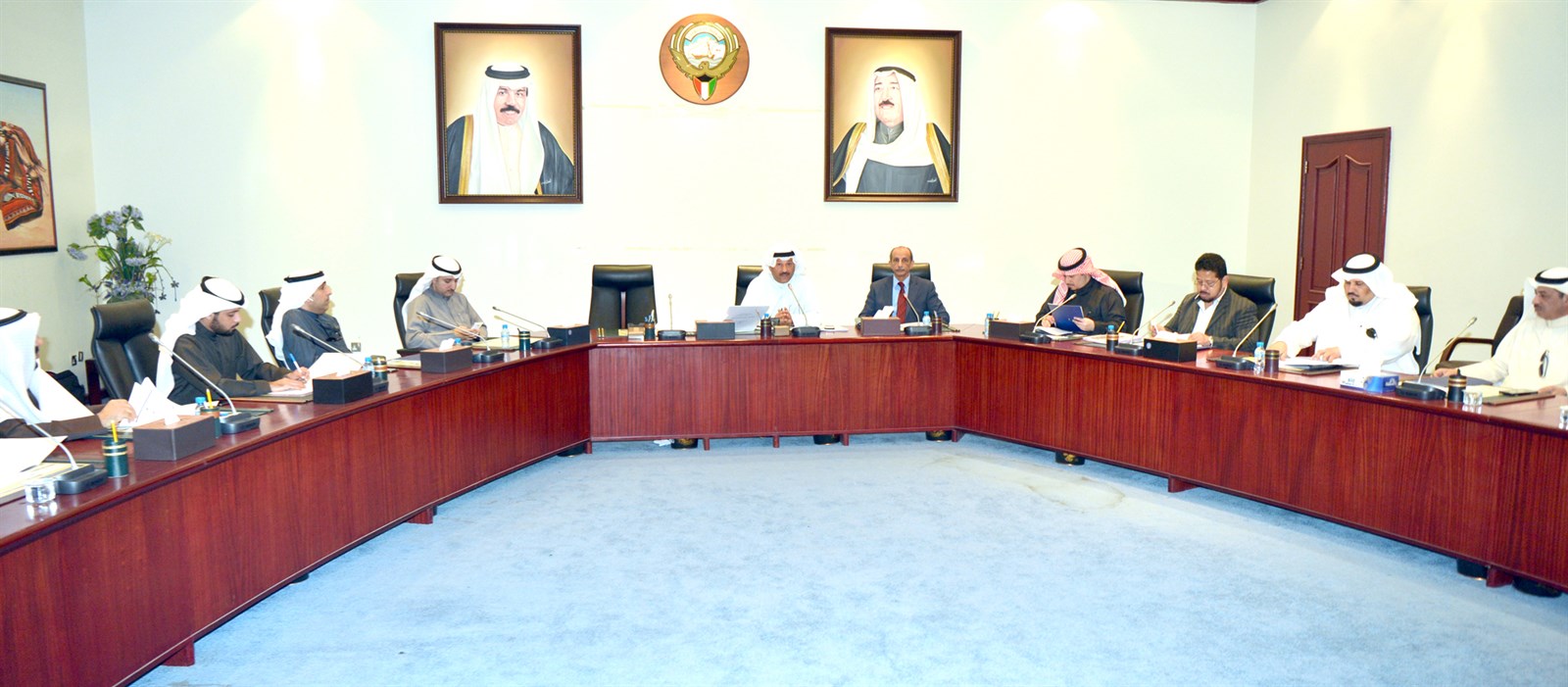 u062cu0627u0646u0628 u0645u0646 u0627u0644u0645u0634u0627u0631u0643u064au0646 u0641u064a u0627u0644u0627u062cu062au0645u0627u0639 u0645u0639 u0627u0644u0634u0631u0643u0627u062a (u062au0635u0648u064au0631 u0646u0627u064au0641 u0627u0644u0639u0642u0644u0629)