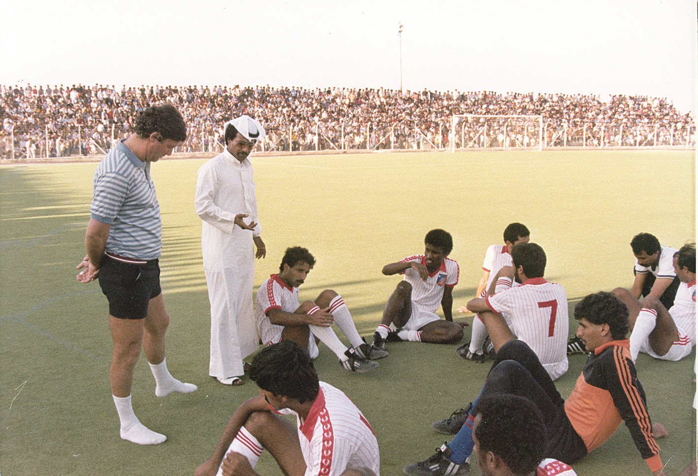 جون كاترايت يوجه لاعبي «الكويت» في الأردن في العام 1984 بوجود سعد الحوطي