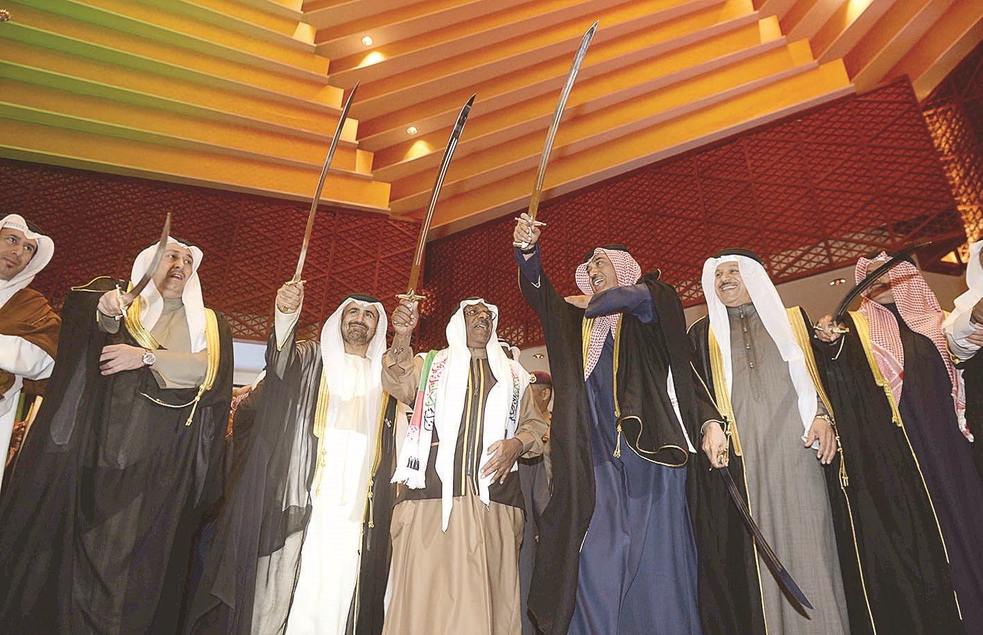 المشاركون في الإحتفال ...يعرضون