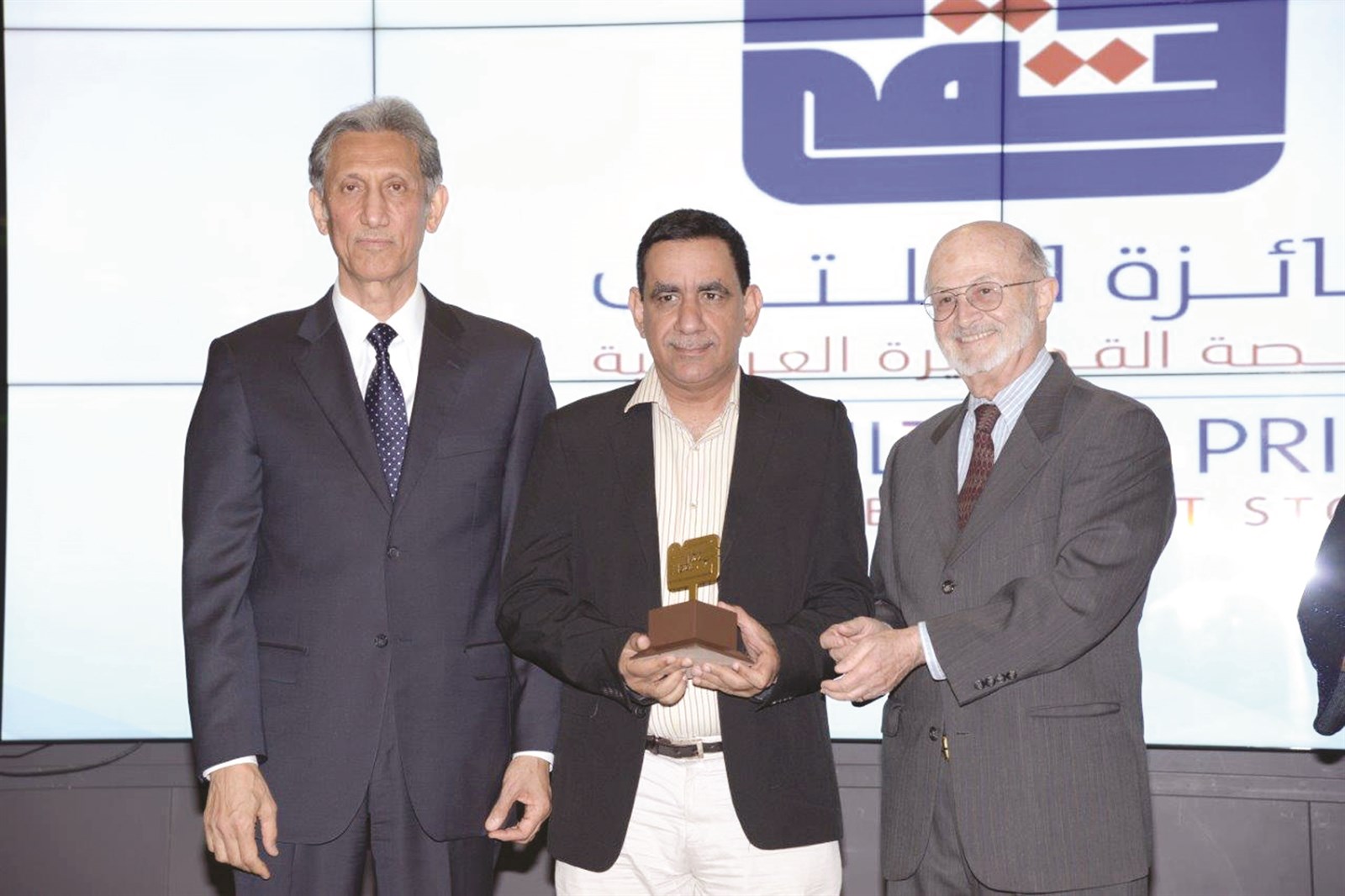 الكاتب محمود الرحبي يتوسط سوليفان والرفاعي