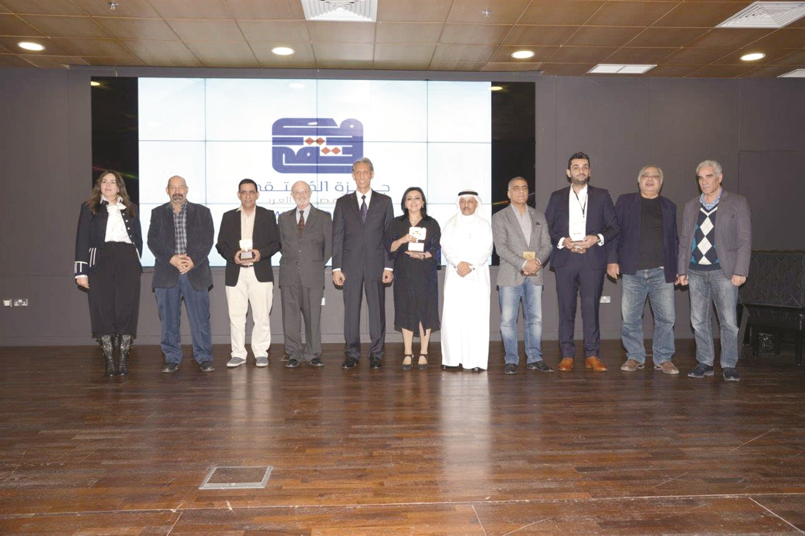صورة جماعية للفائزين وأعضاء لجنة التحكيم