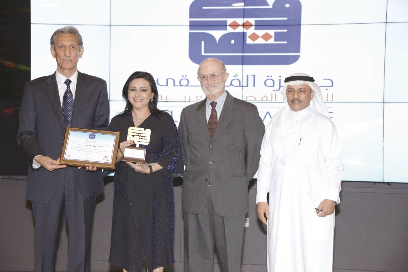 من اليمين رئيس لجنة التحكيم حسن النعيمي وسوليفان والعجيلي والرفاعي