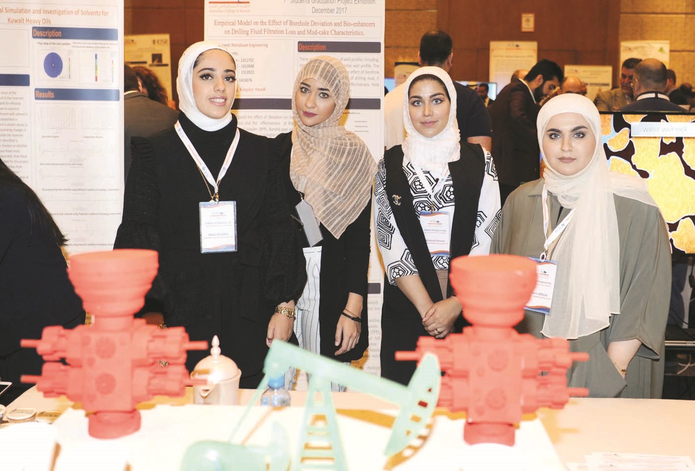 خلود ومها وهديل والعنود أمام مشروع تخرجهن