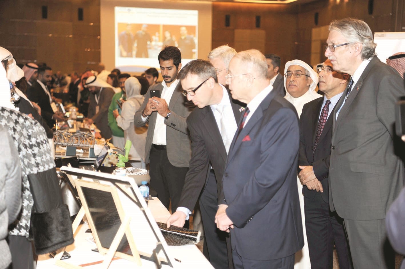 u062cu0648u0644u0629 u0639u0644u0649 u0645u0634u0631u0648u0639u0627u062a u0627u0644u0637u0644u0628u0629 u0641u064a u0627u0644u0645u0639u0631u0636 (u062au0635u0648u064au0631 u0637u0627u0631u0642 u0639u0632u0627u0644u062fu064au0646)