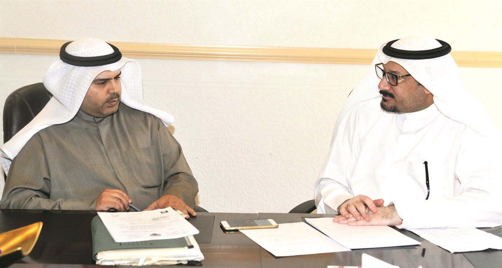 خالد العتيبي يتحدث للزميل ناصر الفرحان