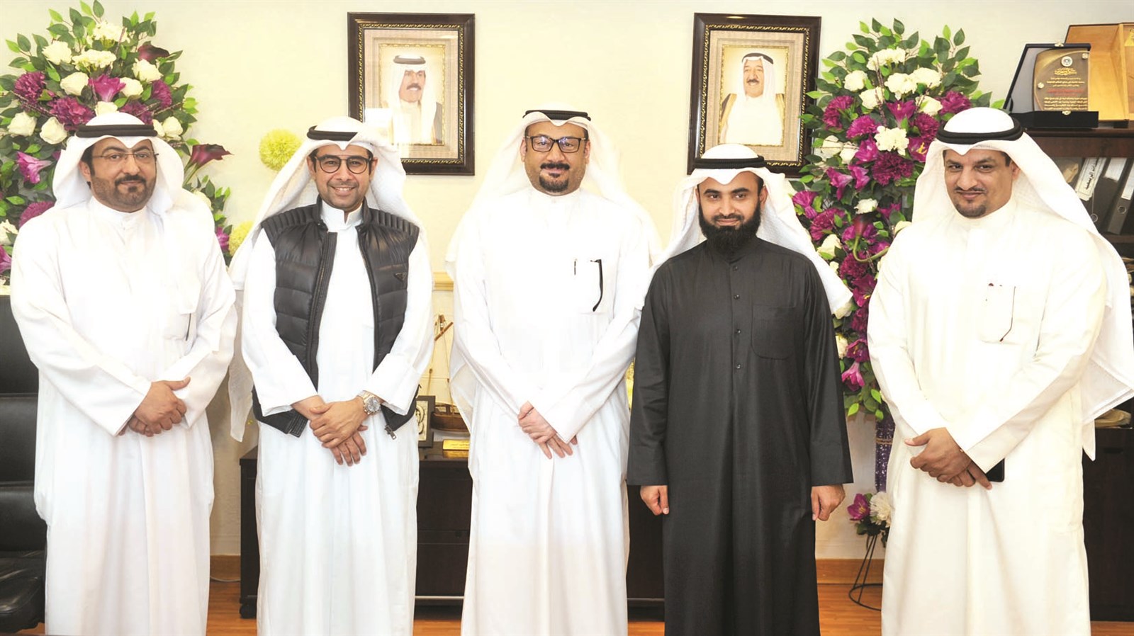 مسؤولو البلدية في لقطة جماعية مع «الراي» (تصوير سعد هنداوي)