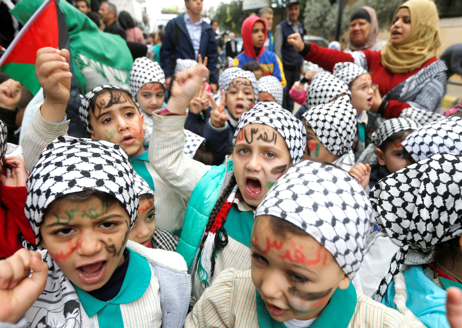 u0623u0637u0641u0627u0644 u0641u0644u0633u0637u064au0646u064au0648u0646 u064au062au0638u0627u0647u0631u0648u0646 u062au0636u0627u0645u0646u0627u064b u0645u0639 u0627u0644u0642u062fu0633 u0641u064a u0645u062eu064au0645 u0628u0631u062c u0627u0644u0628u0631u0627u062cu0646u0629 u0641u064a u0636u0627u062du064au0629 u0628u064au0631u0648u062a u0627u0644u062cu0646u0648u0628u064au0629 (u0627 u0641 u0628)