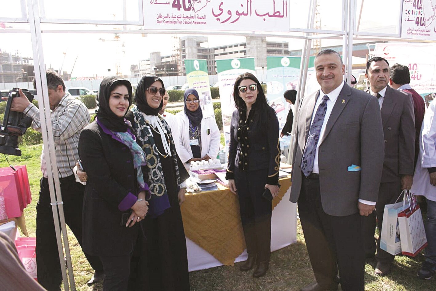 ... وأمام أحد الأجنحة في المعرض