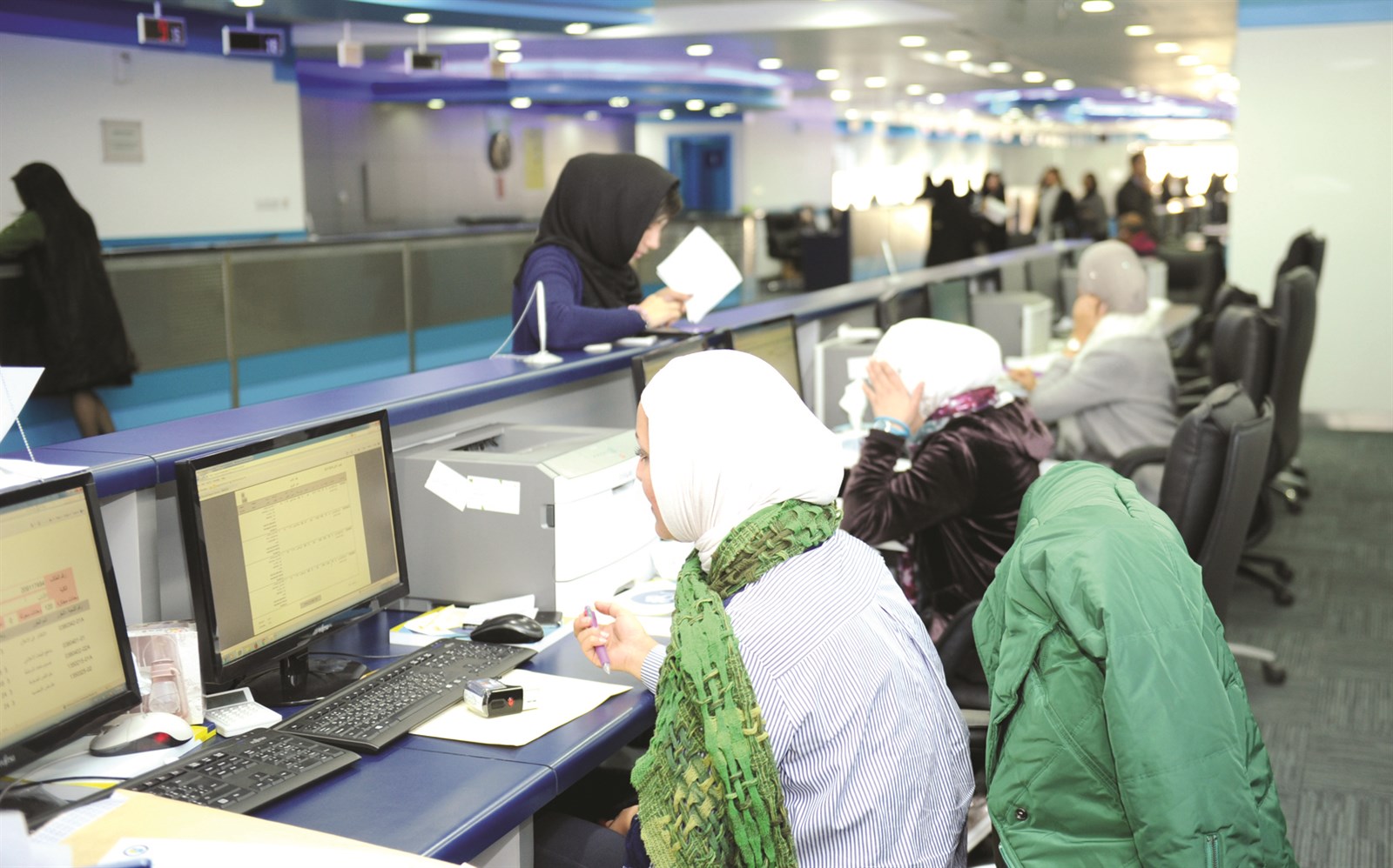 الموظفات يؤدين عملهن