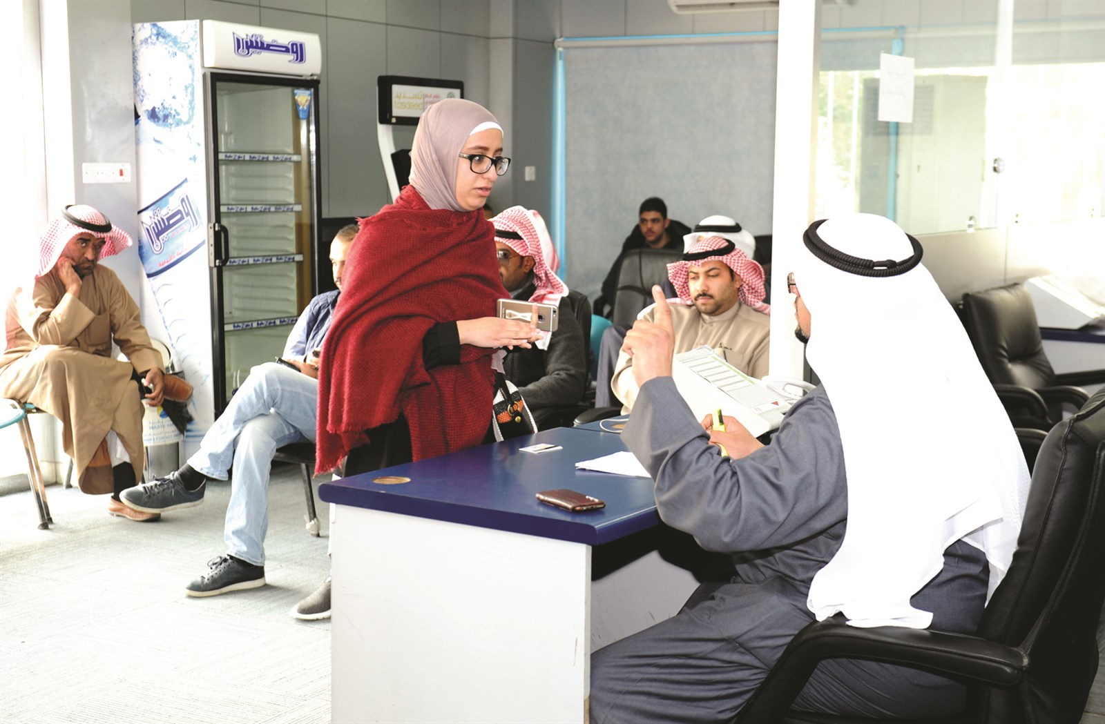 تدقيق الأمن والسلامة على الطلبة المراجعين للصالة